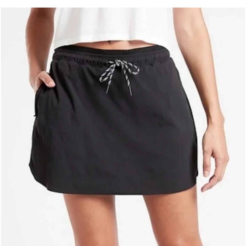 Athleta Trekkie Crest Skort size 10 Black